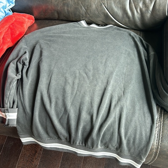 Black Seattle pullover - Picture 3 of 3